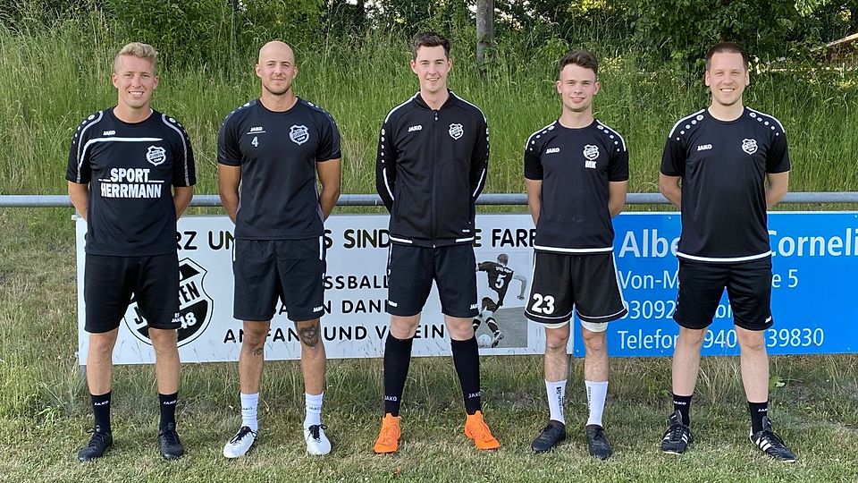 Abteilungsleiter Florian Rosenmüller (links) und Trainer Philipp Strauß (rechts) präsentieren drei neue Spieler: Philipp Kronschnabl, Kevin Melzl und Magnus Tahedl spielen für Illkofen (von links).