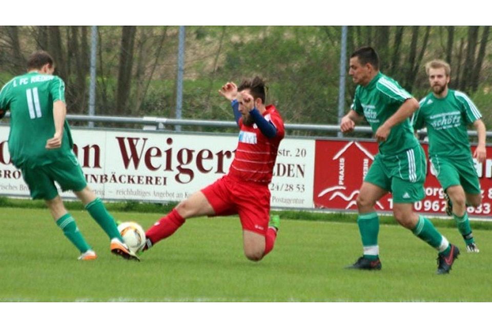 Hirschau (in rot) will sich auch in der Bezirksliga kampfstark präsentieren. F: Weigert