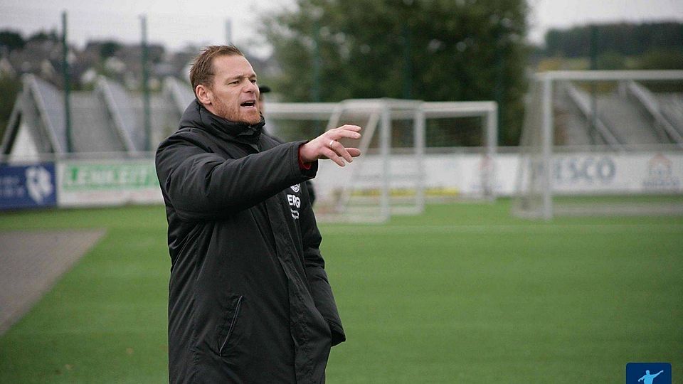 Rot-Weiß Hünsborn hat den im Sommer nächsten Jahres auslaufenden Vertrag mit Trainer Timo Schlabach vorzeitig um eine weitere Saison verlängert.