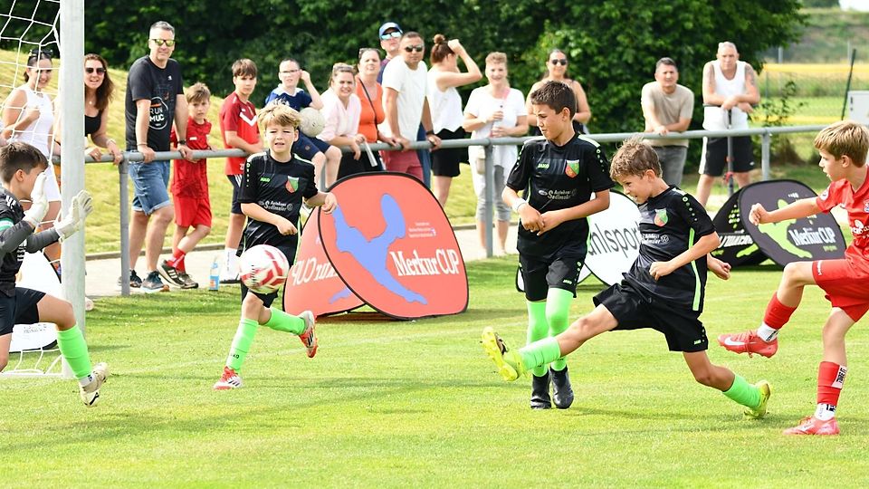 : Im Halbfinale gegen die SpVgg Unterhaching gab es für den TSV Wartenberg nichts zu holen und weder Torhüter Mór Vertesaljai noch seine Vorderleute Ajdin Sarajlic, Yuliyan Boev und  Lukas Engl (v. links) können den Schuss das Hachinger Angreifers   Moritz Pollklesener blocken