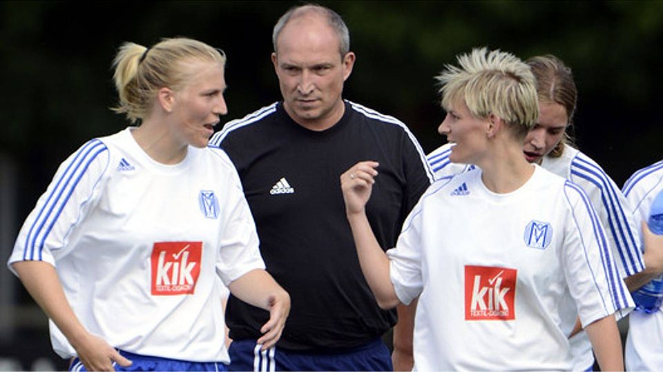 Nur zwei Spiele lang mittendrin: Guido Kalle mit Katharina Börger (links) und Bianca Lity. Foto: Doris Leißing