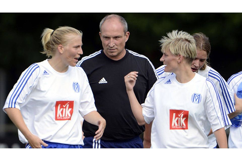 Nur zwei Spiele lang mittendrin: Guido Kalle mit Katharina Börger (links) und Bianca Lity. Foto: Doris Leißing