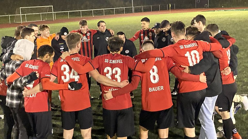 Ein Herz und eine Seele: Im Mannschaftskreis feierten die Akteure der SG Schneifel den 2:0-Sieg über Niederroßbach und den damit verbundenen Einzug ins Rheinlandpokal-Halbfinale. 