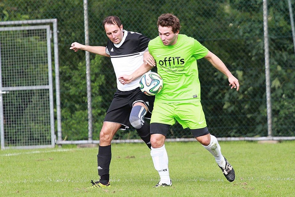 Torjäger Tobias Grätz (re.) und sein TSV Oberisling kickten den FC Jura aus dem Wettbewerb. Foto: Würthele