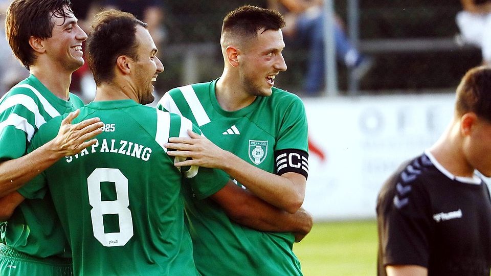 Einen perfekten Start erwischte der SVA Palzing im Heimspiel gegen den FC Langengeisling. Hier bejubeln die Ampertaler das 1:0 durch Dominic Schermbach (Nummer 8).
