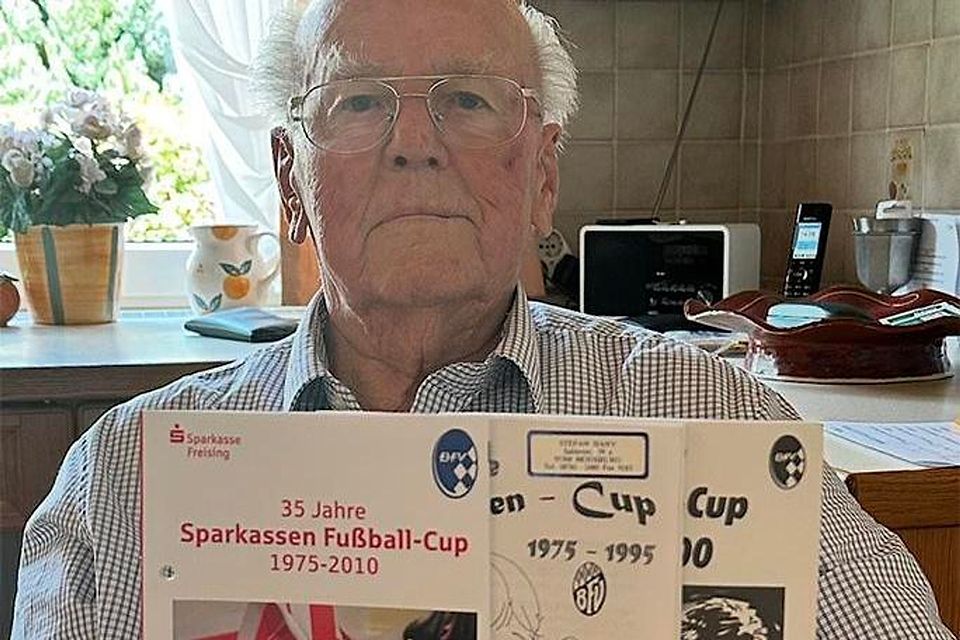Der Vater des Sparkassen-Cups: Stefan Hany (93) hat über die Historie des Wettbewerbs akribisch Buch geführt.