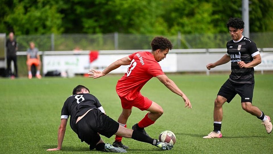 Umkämpftes Duell zweier Mannschaften aus dem Tabellenkeller: Wörrstadt-Spieler Julian Jung (links) trennt Timotheus Mayer Marte (Hassia Bingen) sauber vom Ball.	Foto: Mirco Metzler/pakalski-press