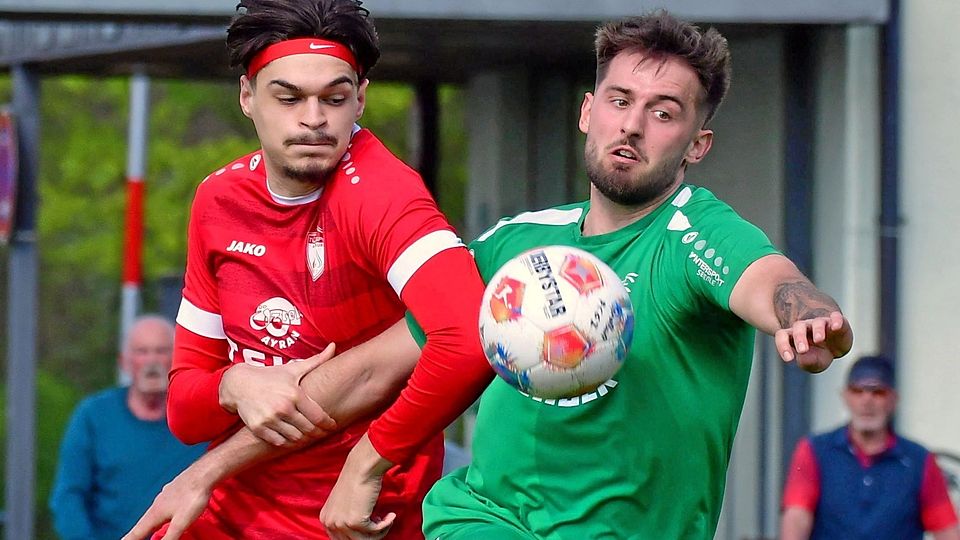 Mit Türkspor Augsburg lieferte sich Engjëll Havolli (links) noch packende Duellle mit dem Gundelfinger Angreifer David Spizert, in der neuen Saison sind sie Teamkollegen.