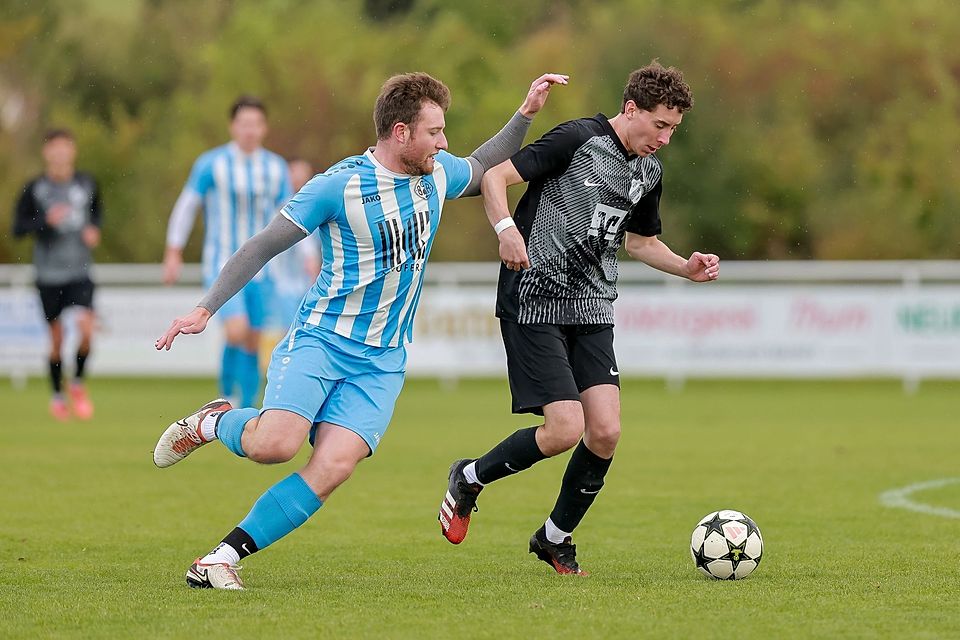 Schwerer Stand: Niklas Precht (rechts) und der FC Rennertshofen mussten sich dem BC Aichach klar geschlagen geben.