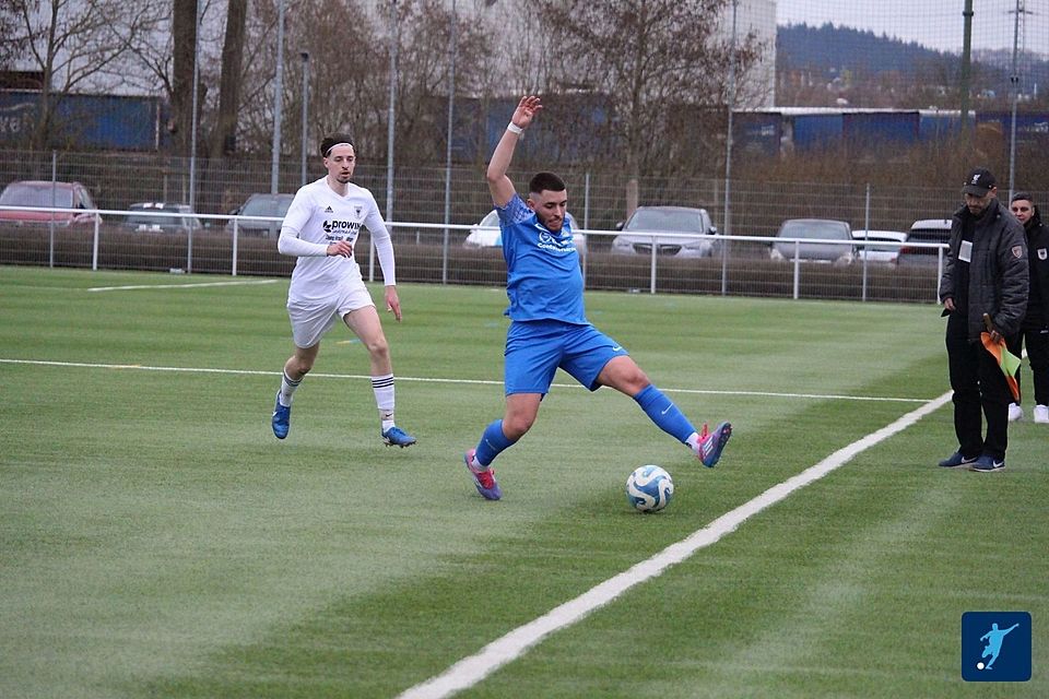 Die Ehrstädter (blau) wollen sich über den Abstiegsstrich retten.