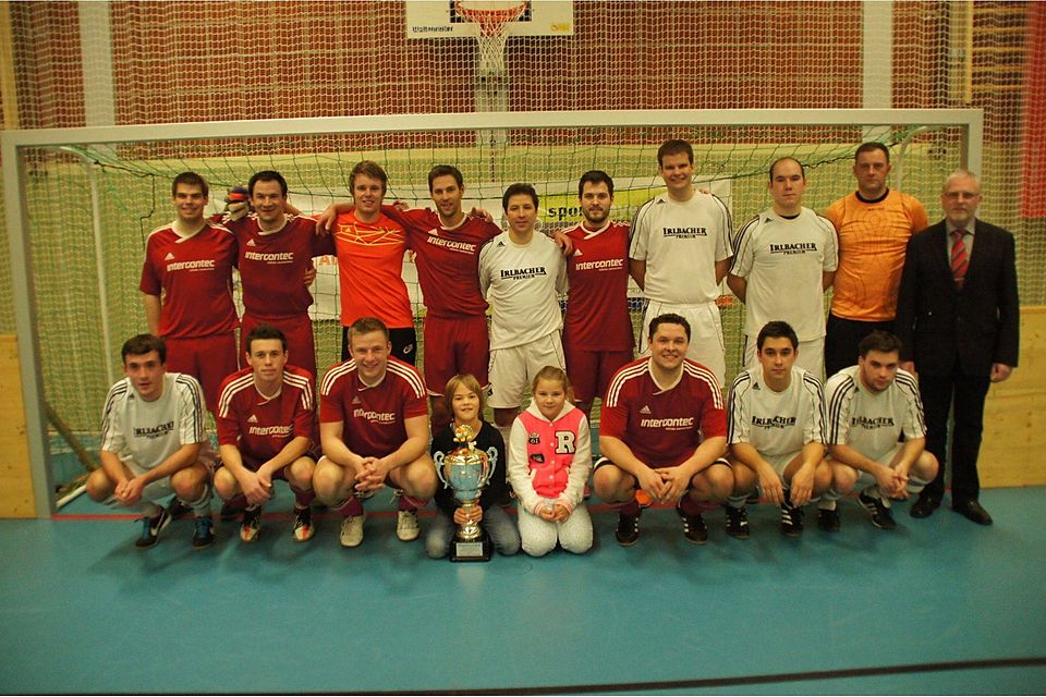 Foto: Bock   FC Niederwinkling (rot) und der SV Irlbach bestreiteten das Finale