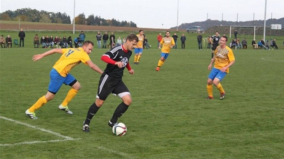 Der SC Thaldorf (in gelb) kommt nicht in die Gänge und bleibt nach einem 0:5 bei Aiglsbach II punktlos. Herrngiersdorf (schwarz) siegt in der Laaber-Kreisklasse. Archivfoto: Roloff