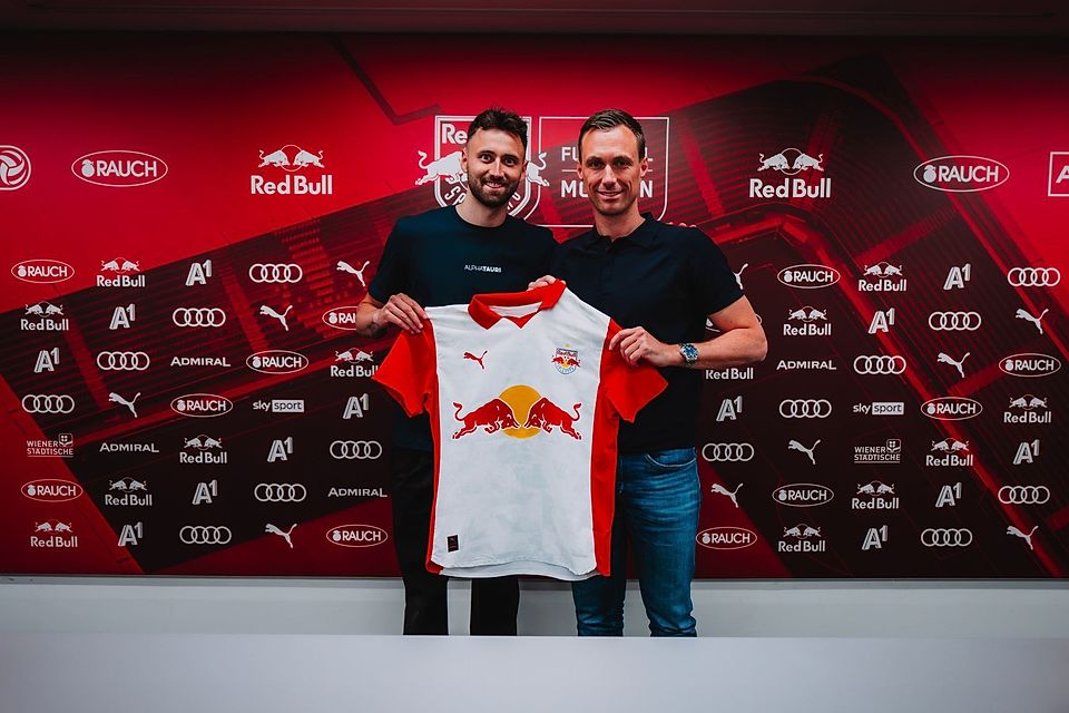 Der 28-jährige Linksverteidiger Dominik Schmid unterschreibt beim FC Red Bull Salzburg. Der 28-jährige Linksverteidiger Dominik Schmid unterschreibt beim FC Red Bull Salzburg.