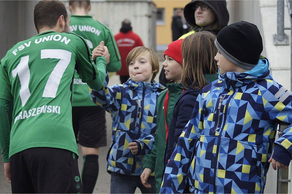 Gewonnen: Zweifach Torschütze Paul Karaszewski wird von seinen E-Junioren beglückwünscht. Foto: Mitsch Rieckmann