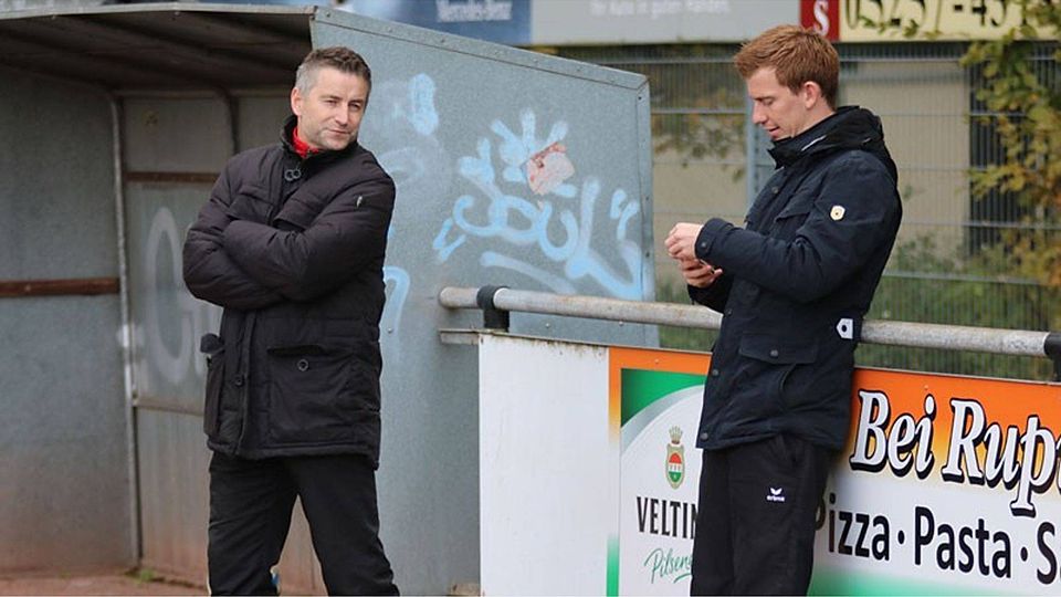 Machen zunächst weiter: Stefan Weiß (l.) und Oliver Brocke stehen beim Hövelhofer SV auch im Auswärtsspiel gegen den FC Kaunitz am Seitenrand. F: Heinemann