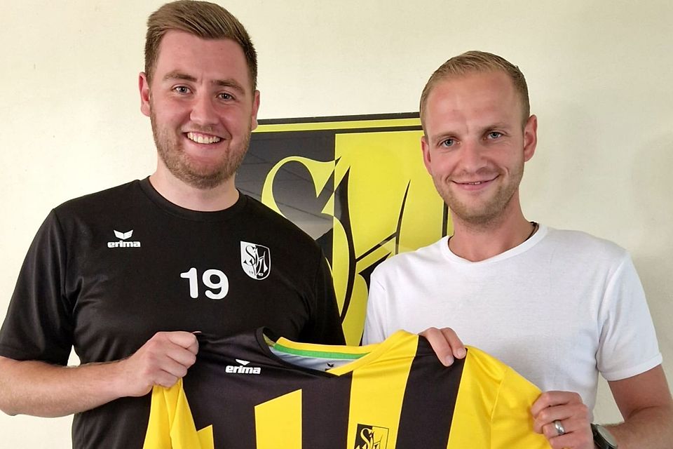 Abteilungsleiter Lukas Dörholt (links) mit dem neuen Trainer Uwe Beck.