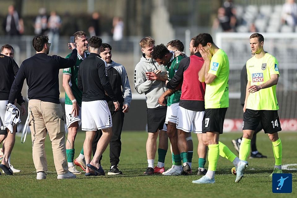Freud und Leid, mal wieder dicht beisammen im Fußball: Während die Schweinfurter ihre tolle Aufholjagd bejubeln, können es die Ulmer kaum fassen.