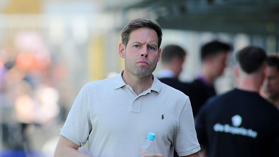 Geschäftsführer Christian Werner ärgert sich über die Leistung von 1860 München bei Hansa Rostock in der 1. Hälfte.