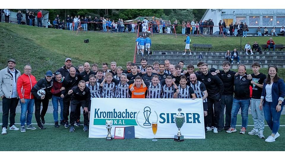 Die Spieler des SSC Burg bejubeln ihren Kreispokalsieg. 2:1 hieß es im Finale gegen den TSV Bicken. © Jonathan Ortmann