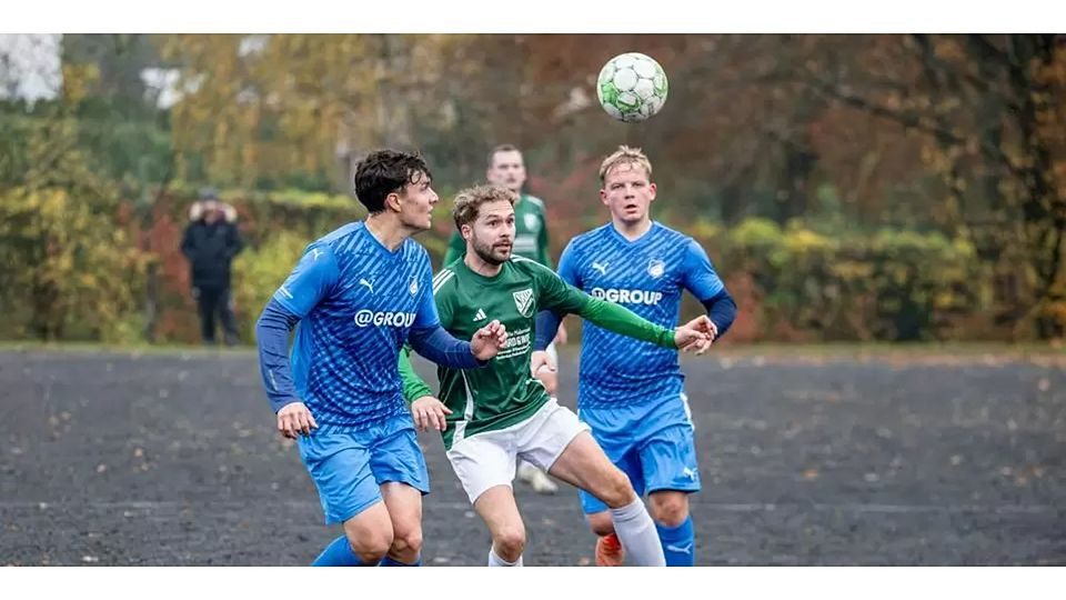 Fabio Eckhardt (l.) und Leon Hermann kümmerten sich am vergangenen Spieltag erfolgreich um Kristopher Ulm und die SG Oberbiel. Am Sonntag empfangen sie mit dem SSV Frohnhausen Spitzenreiter TSV Bicken. © Jenniver Röczey