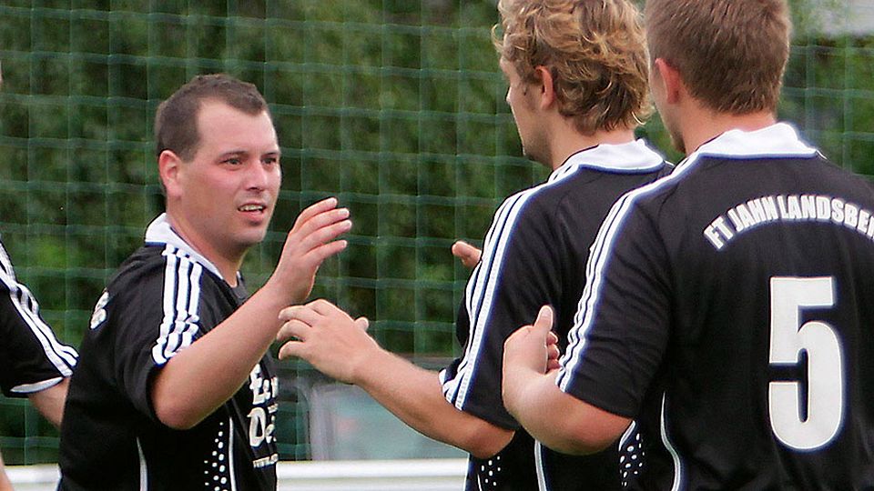 Es wird dauern, ehe Stefan Neumann (links) wieder für Jahn Landsberg auf dem Platz steht.	F.: Julian Leitenstorfer