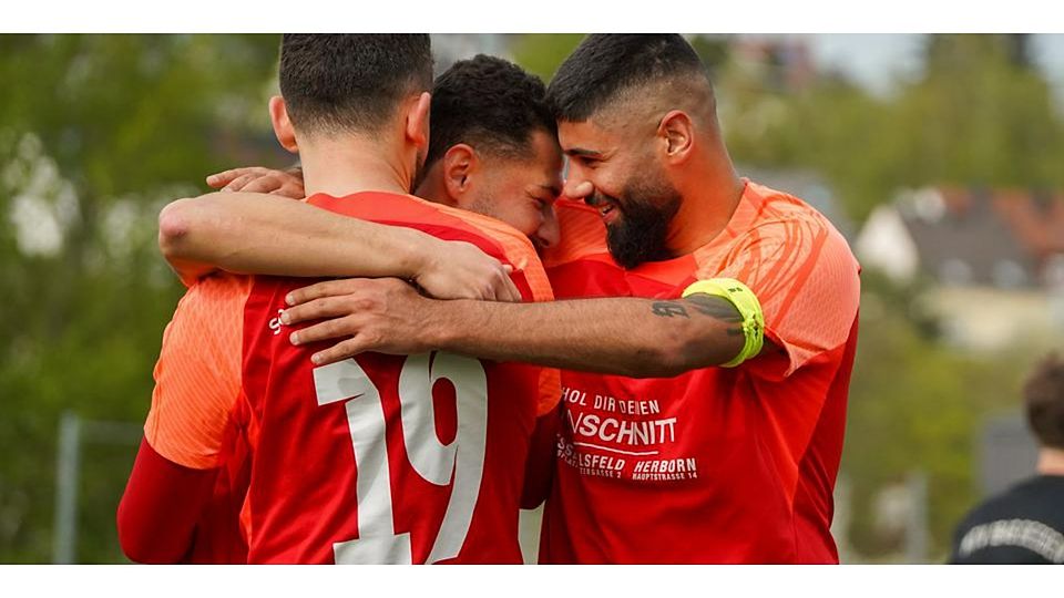 Freude zum Spielstand 3:1 für Türk Ata: (v.l.) Serkan Erdem, Burak Avas und Gani Sevim. © Isabel Althof