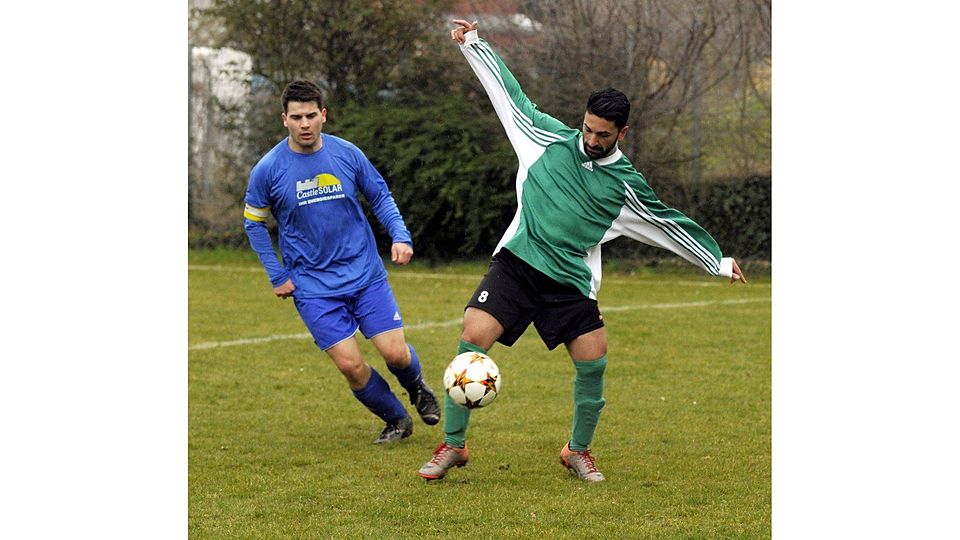 Roxheimer "Hampelmann": Der Spieler von Steyerbachtals zweiter Mannschaft (blaue Trikots) muss sich in acht nehmen.  (Foto: Heidi Sturm)