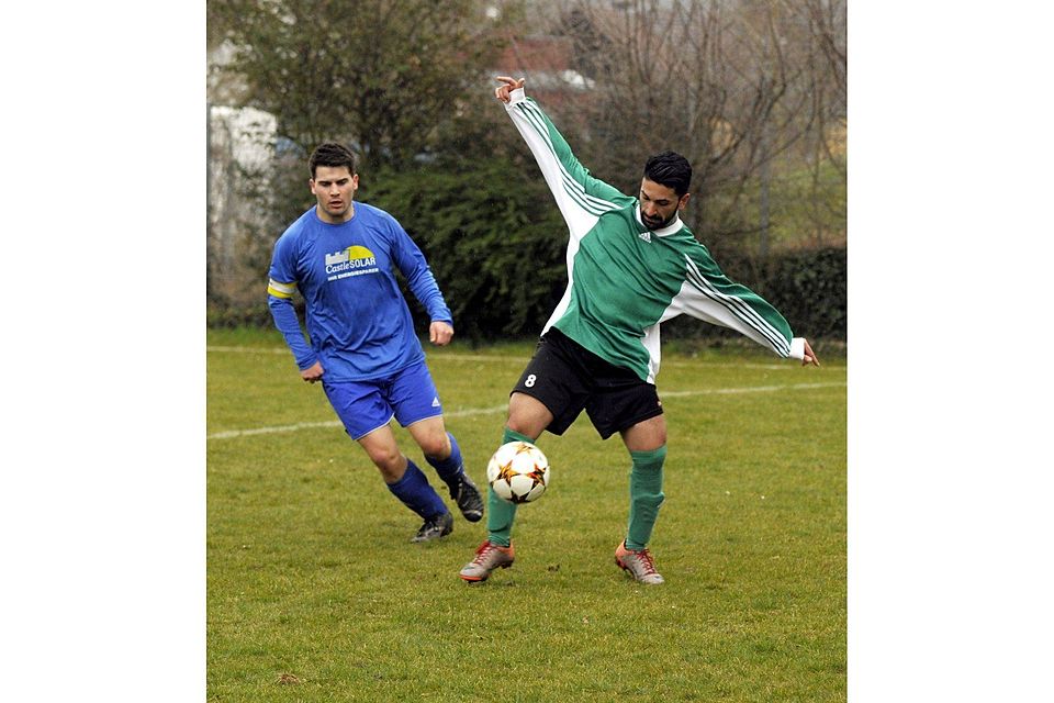 Roxheimer "Hampelmann": Der Spieler von Steyerbachtals zweiter Mannschaft (blaue Trikots) muss sich in acht nehmen.  (Foto: Heidi Sturm)