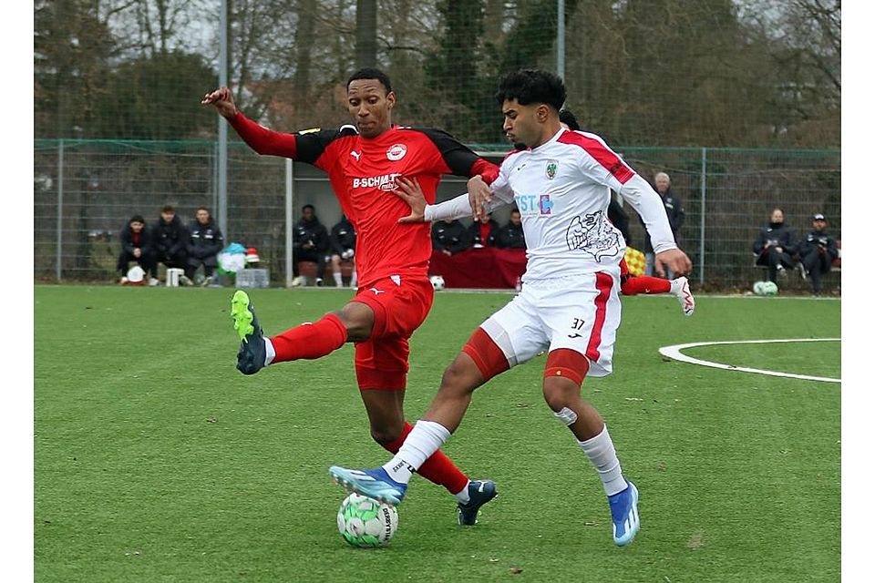 Keinen Mangel an Abwehrspielern hat RW Walldorf um den den etablierten Robert Metzler (links, hier in einem Testspiel gegen Wormatia Worms und Younes Azahaf).	 Archivfoto: Christine Dirigo/pakalski-press