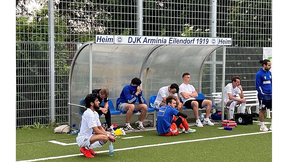Leere Gesichter: Nach dem Abstieg sitzen Eilendorfer Trainer und Spieler noch lange auf der Bank.