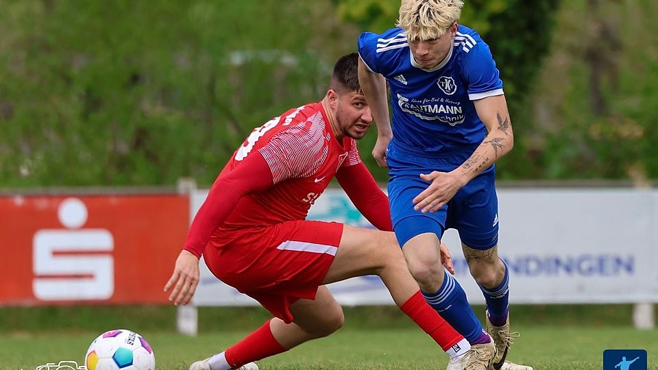 Der TV Köndringen (hier mit Semjon Kern, blaues Trikot) liefert sich mit dem FC Bad Krozingen (hier Luca Kiefer) ein Duell um den zwölften Tabellenplatz, der zum Ligaverbleib ausreicht.