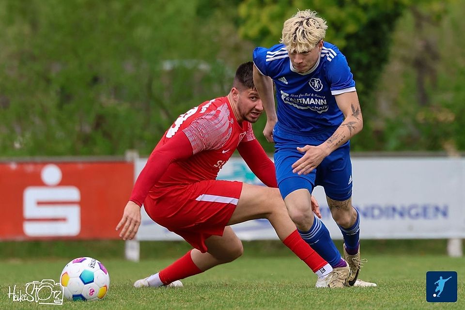 Der TV Köndringen (hier mit Semjon Kern, blaues Trikot) liefert sich mit dem FC Bad Krozingen (hier Luca Kiefer) ein Duell um den zwölften Tabellenplatz, der zum Ligaverbleib ausreicht.