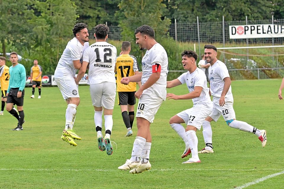 Türkiyemspor Krumbach hatte gleich mal Grund zum Feiern. Kapitän Resul Özmutlu führte den Aufsteiger zu einem 3:1-Erfolg gegen den SV Neuburg/Kammel.