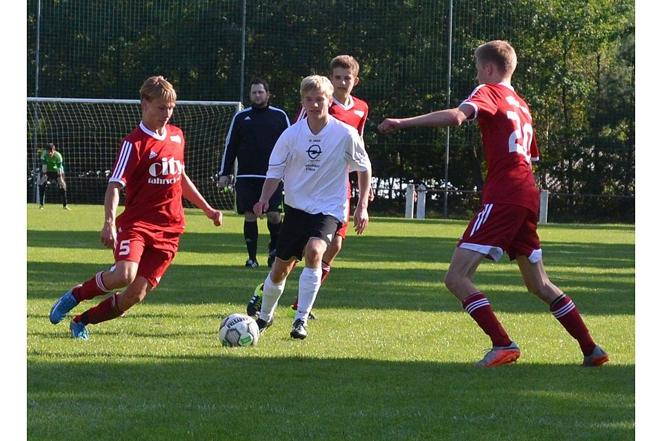 Die A-Junioren von Rot-Weiß Sutthausen (rote Trikots) spielen gegen den SC Melle. F: Imke Wilxmann
