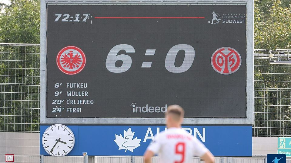 Schmerzhafte Angelegenheit: Beim Duell der Bundesliga-Zweitvertretungen gehen die Mainzer mit 1:6 bei der Eintracht aus Frankfurt unter.