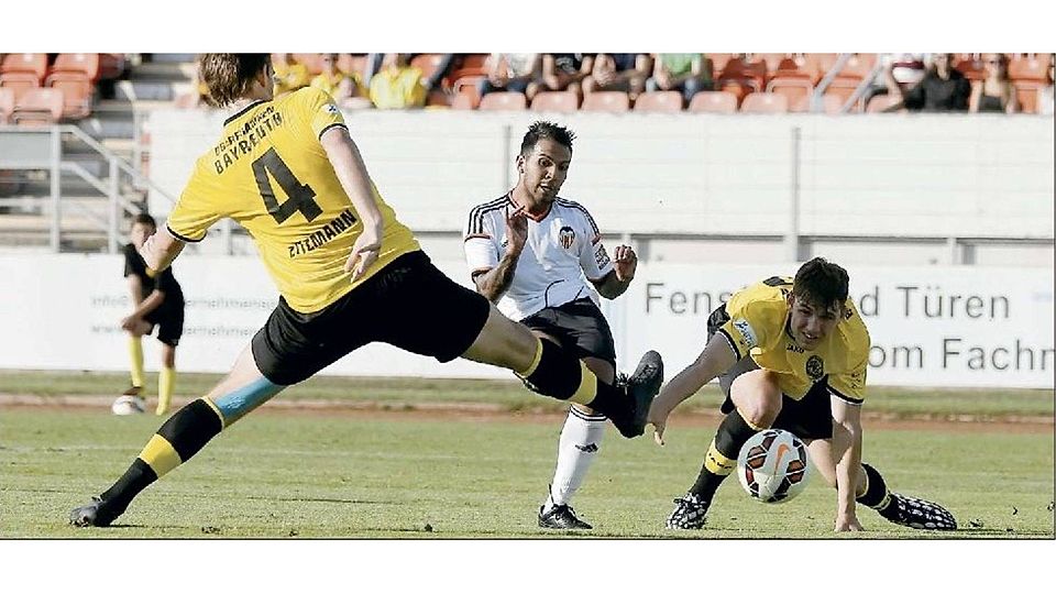 Das war das 0:1: Mario Zitzmann (links) und Miro Zivkovic (rechts) kommen in der 22. Minute gegen Jonathan Viera Ramos einen Tick zu spät. Foto: Kolb