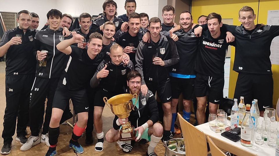Der VfB Neuhütten feierte den Turniersieg beim eigenen Hallenturnier.