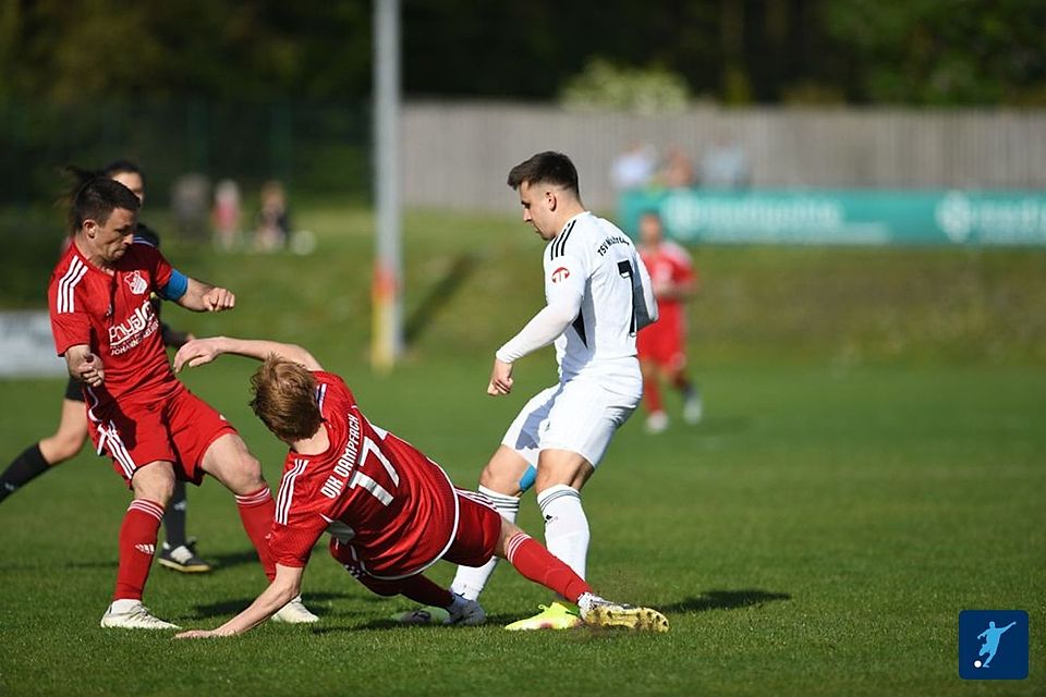 Für die DJK Dampfach (rote Trikots) geht es am Wochenende gegen den Spitzenreiter Für die DJK Dampfach (rote Trikots) geht es am Wochenende gegen den Spitzenreiter