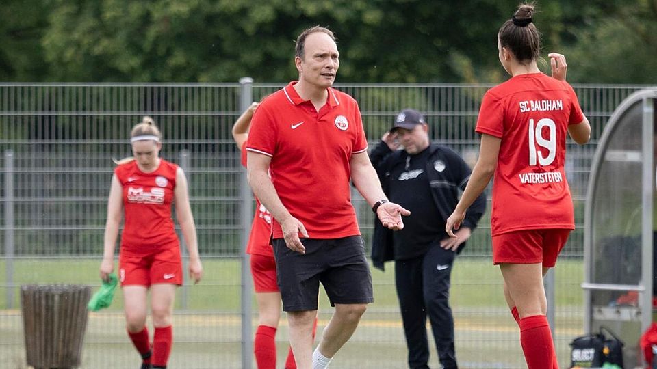 Ihrem Abstiegsschicksal ergeben müssen sich nun (Mi.) SCBV-Trainer Stefan Schunk und seine Spielerinnen um  (Nr. 19) Valentina Schmidt.