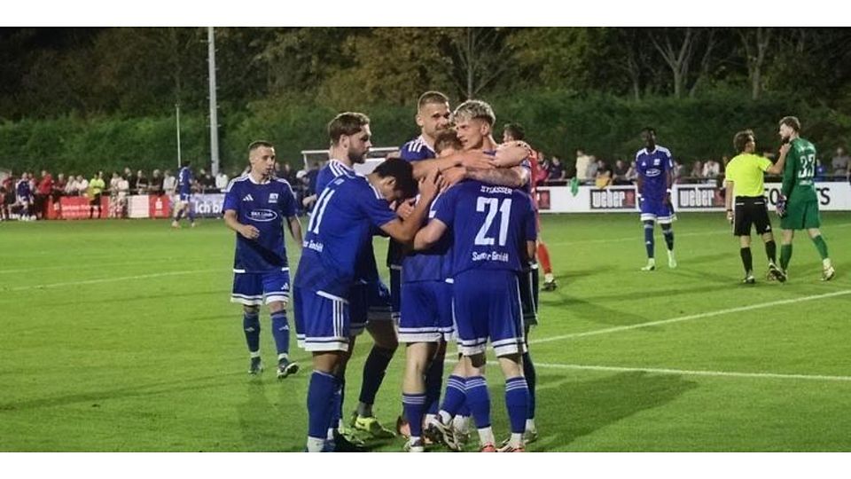 Der Verbandspokalsieger bejubelt den souveränen Viertelfinal-Einzug: Der TSV Schott setzt sich bei der SG Hüffelsheim 3:0 durch.