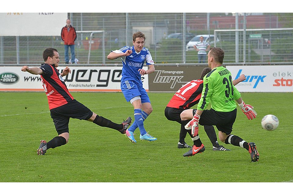 Thomas Zimmermann (Mitte) schoss kurz vor der Pause das 3:1 ? die Vorentscheidung für den FV Ravensburg gegen die TSG Balingen. (Foto: Derek Schuh)