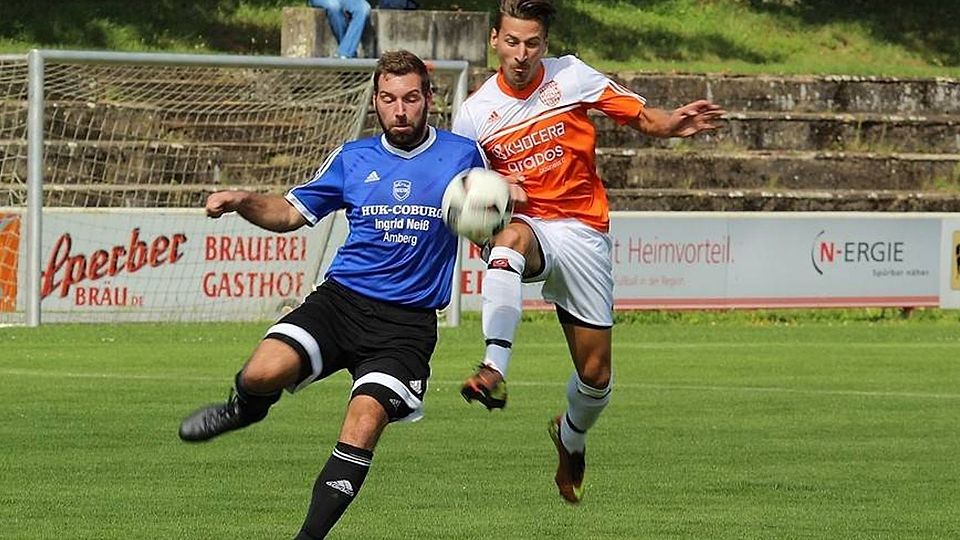 Verfolgerduell in der Hüttenstadt: Mit dem TuS Rosenberg (helles Trikot) und dem SV Freudenberg (dunkles Trikot) prallen zwei zuletzt sehr erfolgreiche Teams aufeinander. Unsere Aufnahme stammt aus dem Jahr 2017.