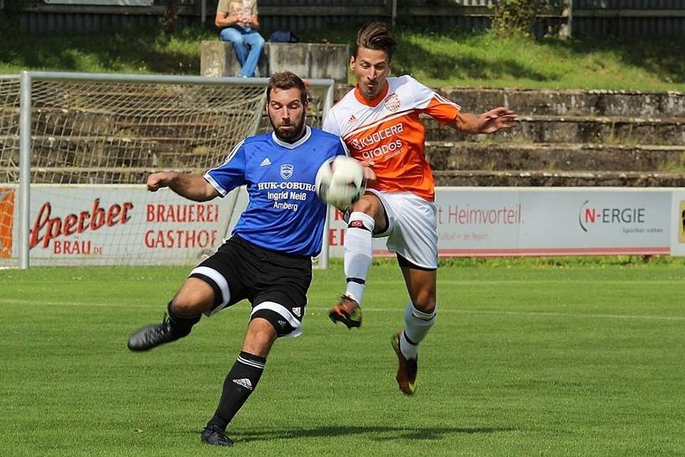 Verfolgerduell in der Hüttenstadt: Mit dem TuS Rosenberg (helles Trikot) und dem SV Freudenberg (dunkles Trikot) prallen zwei zuletzt sehr erfolgreiche Teams aufeinander. Unsere Aufnahme stammt aus dem Jahr 2017.