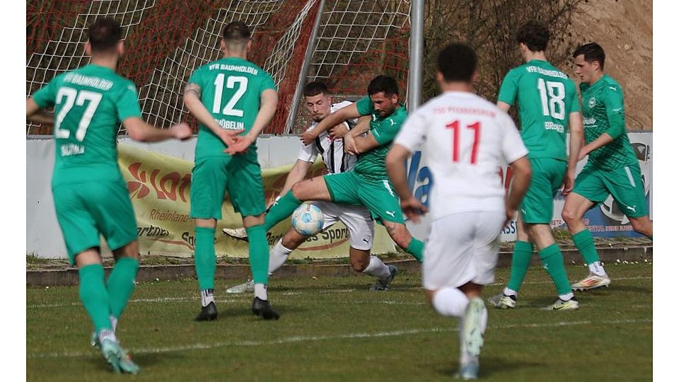 TSG-Angreifer Lazar Ilic (weißes Trikot) versucht im Getümmel vor dem Baumholder-Tor und im Zweikampf mit Marius Gedratis vergeblich, den Ball irgendwie ins Tor zu bugsieren.	Foto: Dirigo/pakalski-press
