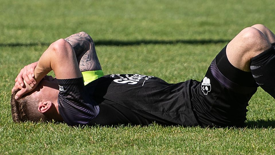 Erschöpft und enttäuscht: der Wittlinger Timo Glattacker nach der 1:3-Niederlage beim Abstiegskonkurrenten SV Ballrechten-Dottingen | Foto: Norbert Kreienkamp