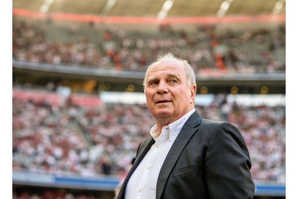 FCB-Patron Uli Hoeneß gerät beim Gedanken an die Allianz Arena auch nach 15 Jahren noch ins Schwärmen. dpa / Matthias Balk