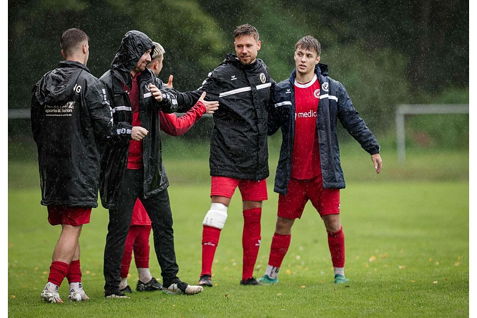 Fußball; Saison 2024/25; Bezirksliga; SV Raisting; Spielertrainer Johannes Franz (2. v. r.) im Auswärtsspiel beim BCF Wolfratshausen am 25. August 2024