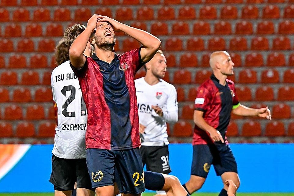Zum Haareraufen: Haching-Neuzugang Moritz Müller gibt sein Debüt, verliert mit seiner Mannschaft aber mit 0:1. Zum Haareraufen: Haching-Neuzugang Moritz Müller gibt sein Debüt, verliert mit seiner Mannschaft aber mit 0:1.