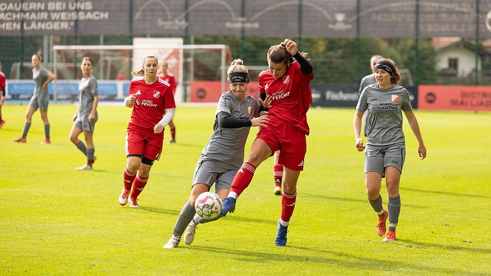 Durchsetzungsstark: Kreuths Julia Jacob (l.) im Zweikampf mit Überackers Andrea Drexl.