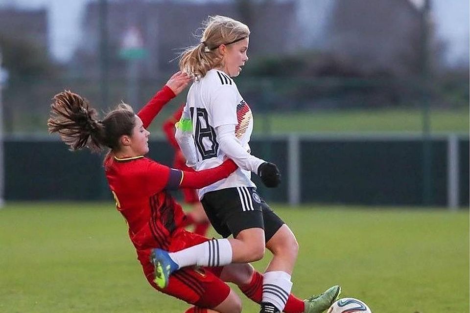 Ein übles Foul von hinten beendete Greta Hüntens erstes Länderspiel gegen Belgien. Die 14-jährige Maisingerin erlitt dabei einen Teilbruch des linken Wadenbeins und einen Syndesmosebandriss.